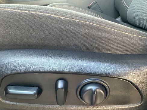 Used 2021 Chevrolet Traverse LT image 10