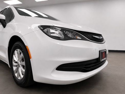 Used 2017 Chrysler Pacifica Touring w/ Tire & Wheel Group FWD image 15