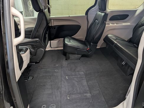 Used 2024 Chrysler Pacifica Touring-L image 50