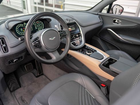 Used 2021 Aston Martin DBX image 3