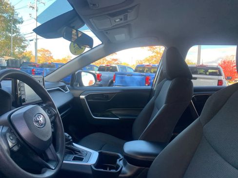 Used 2022 Toyota RAV4 LE image 12