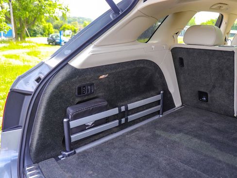 Used 2017 Bentley Bentayga image 29