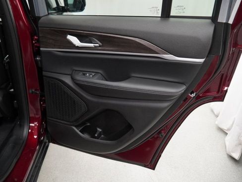 New 2026 Jeep Grand Cherokee Altitude image 32