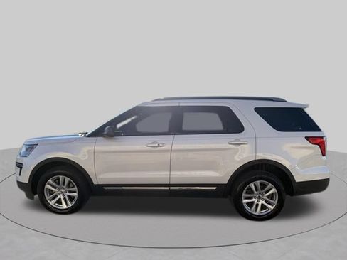Used 2019 Ford Explorer XLT AWD/4WD image 3