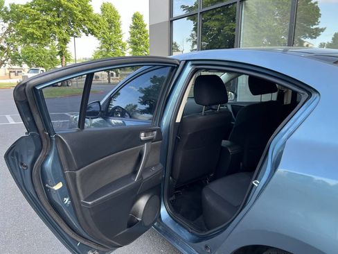 Used 2010 MAZDA MAZDA3 i Touring FWD image 8