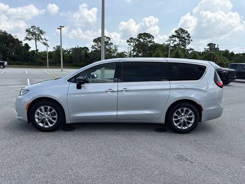 Used 2026 Chrysler Pacifica Limited FWD image 6
