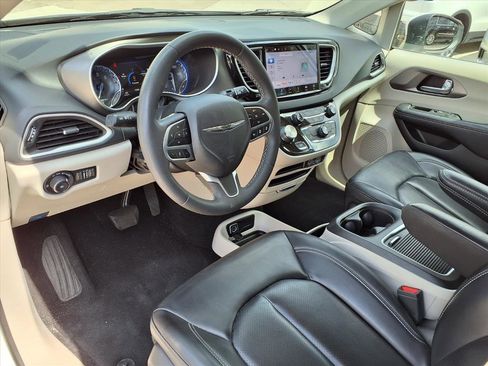 Used 2023 Chrysler Pacifica Touring-L FWD image 12