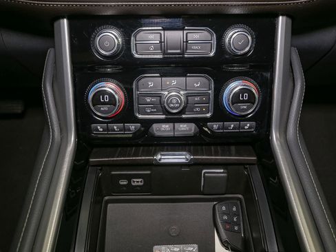 Used 2022 GMC Yukon Denali w/ Denali Premium Package AWD/4WD image 39