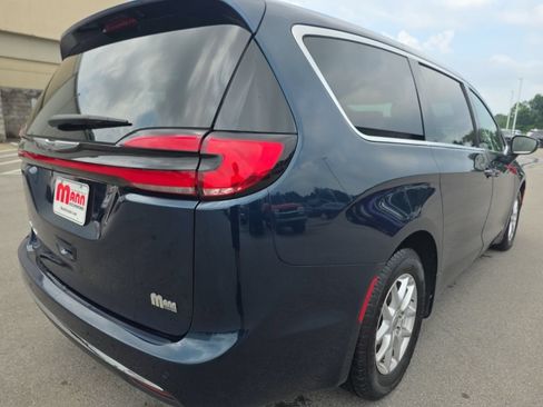 Used 2023 Chrysler Pacifica Touring-L FWD image 5