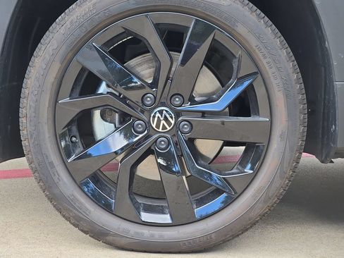 Used 2023 Volkswagen Taos SE w/ Panoramic Sunroof Package FWD image 12