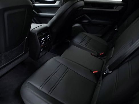 Certified 2025 Porsche Cayenne Coupe image 30