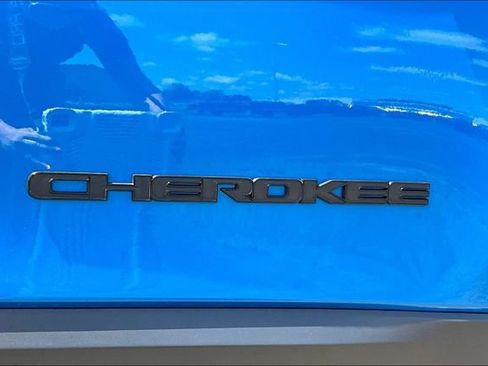 Used 2021 Jeep Cherokee Latitude Plus AWD/4WD image 24
