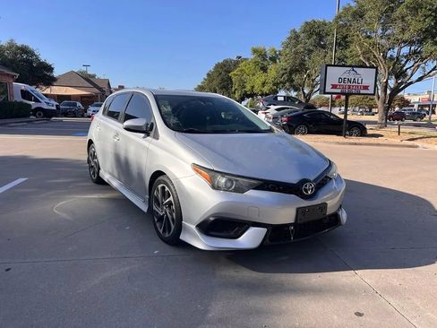Used 2017 Toyota Corolla iM w/ Carpet Mat Package FWD image 2