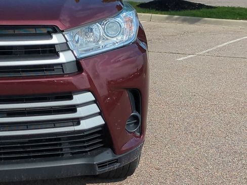 Used 2019 Toyota Highlander LE AWD/4WD image 10