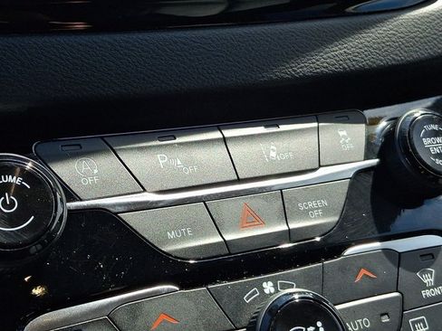 Used 2024 Chrysler Pacifica Touring-L FWD image 26