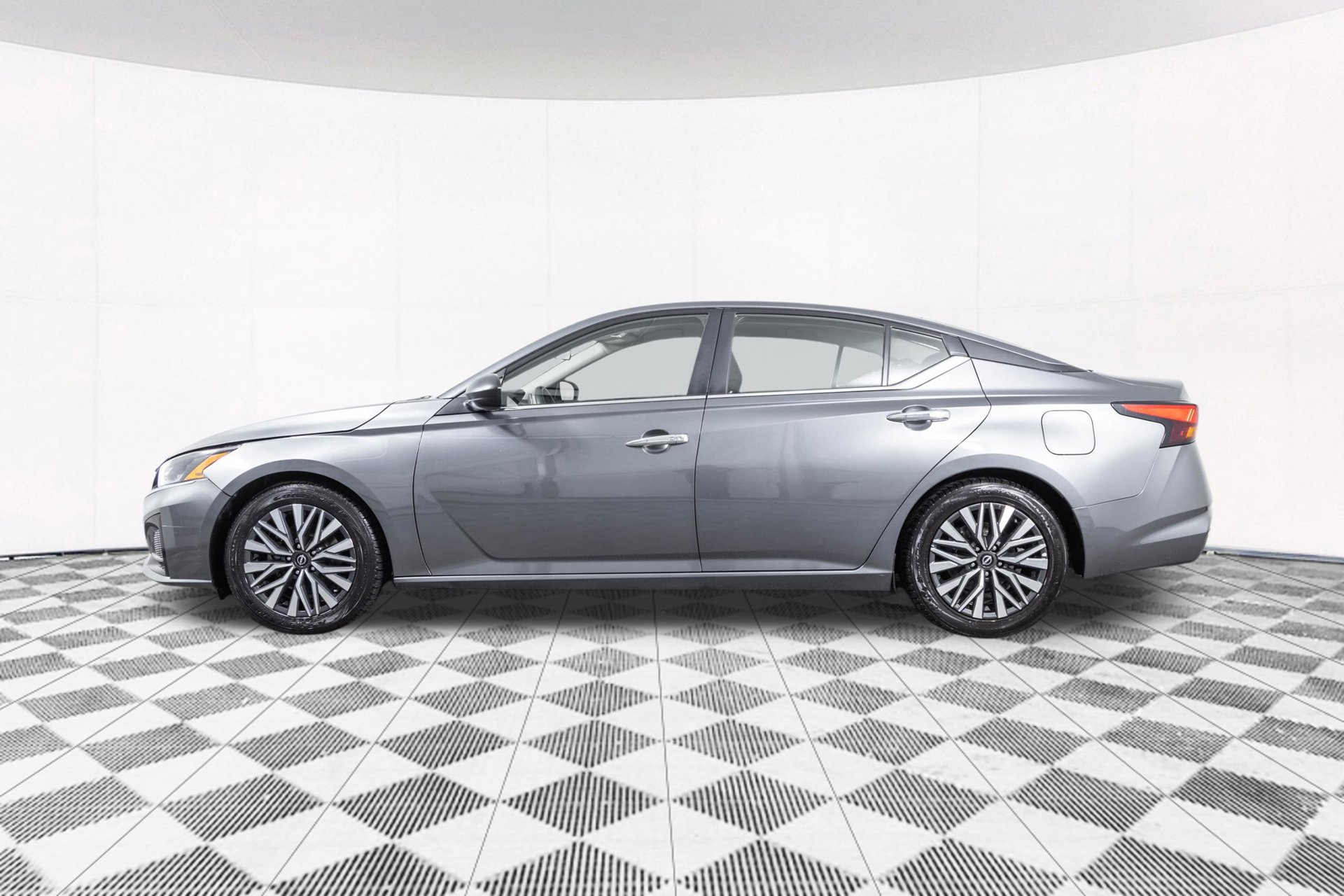 Used 2024 Nissan Altima 2.5 SV FWD image 14