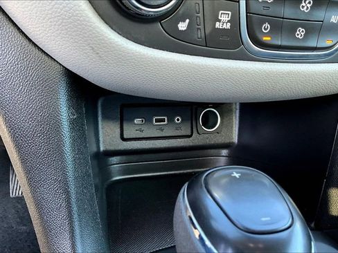 Used 2021 Chevrolet Equinox LT image 18