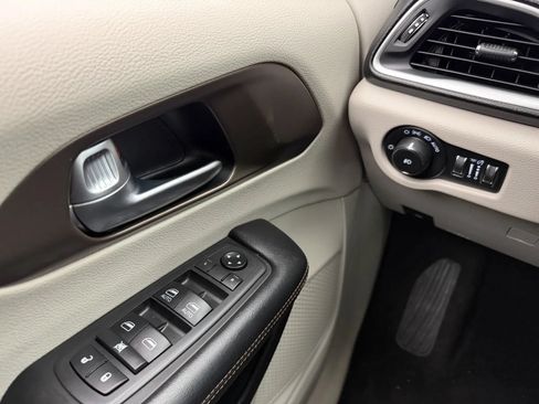 Used 2019 Chrysler Pacifica Touring-L FWD image 13