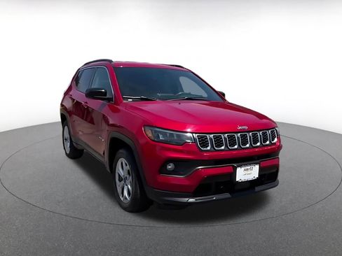 Used 2025 Jeep Compass Latitude AWD/4WD image 8