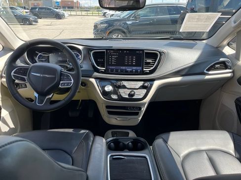 Used 2024 Chrysler Pacifica Limited FWD image 16