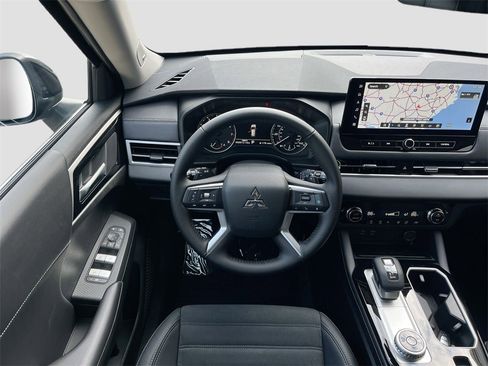 New 2025 Mitsubishi Outlander SE image 24