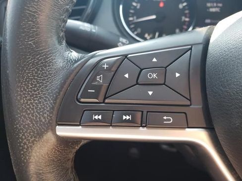 Used 2018 Nissan Rogue SV AWD/4WD image 25