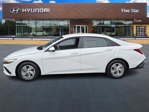Used 2025 Hyundai Elantra SE image 4