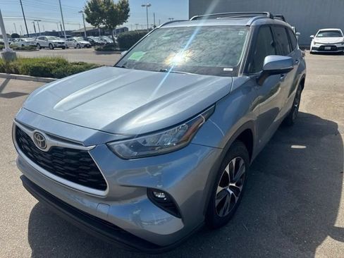 Used 2020 Toyota Highlander XLE FWD image 2