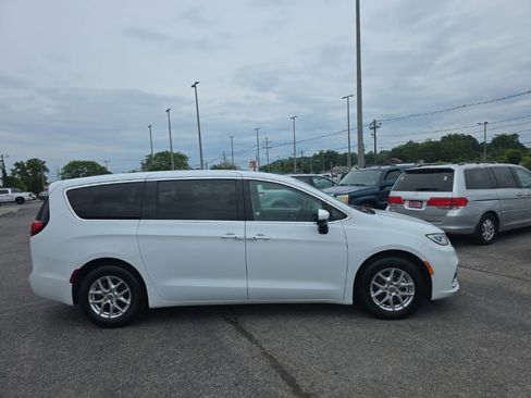 Used 2023 Chrysler Pacifica Touring-L FWD image 3