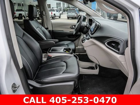 Used 2024 Chrysler Pacifica Touring-L AWD/4WD image 13