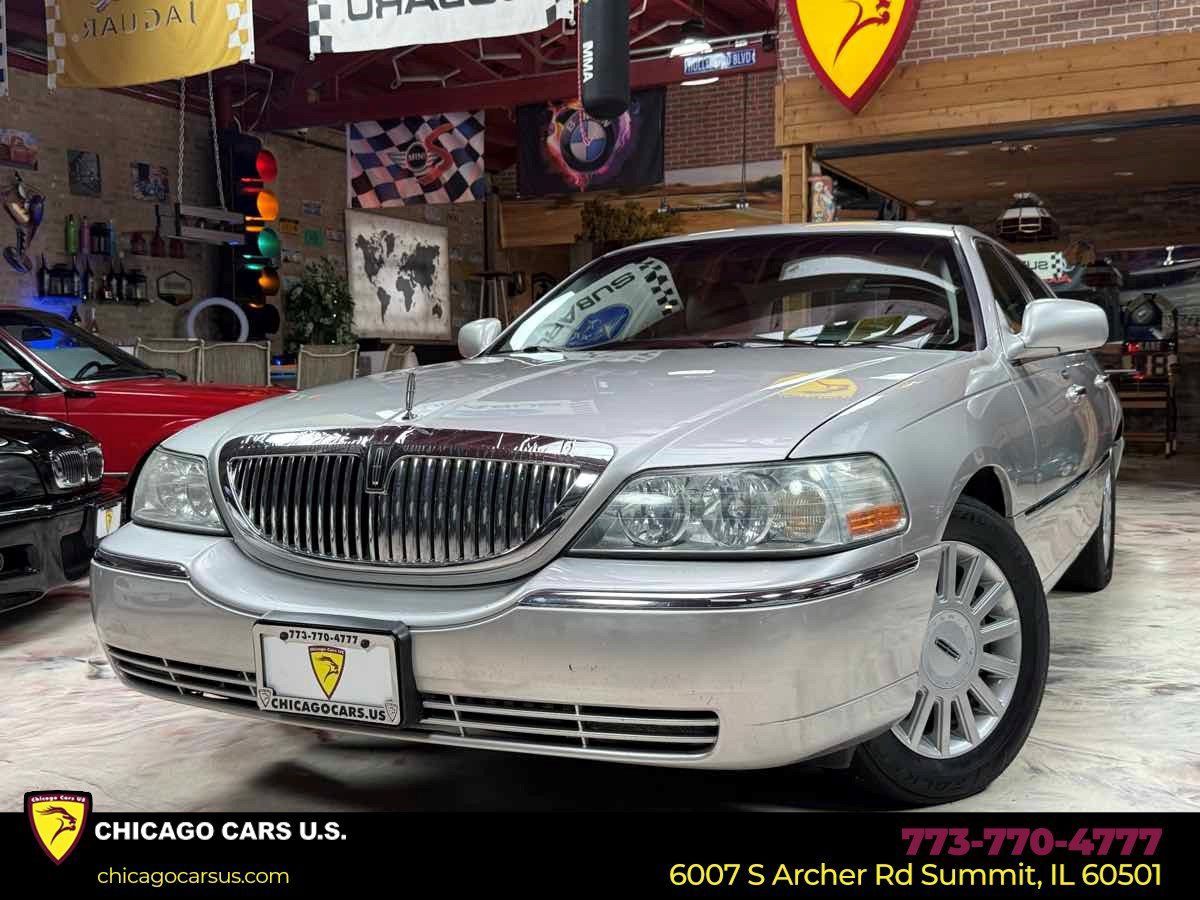 Used 2003 Lincoln Town Car Executive RWD image 1
