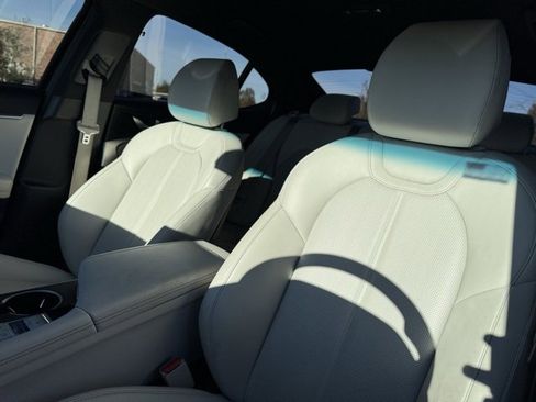 Used 2024 Genesis G70 2.5T image 11