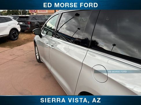 Used 2024 Chrysler Pacifica Touring-L FWD image 17