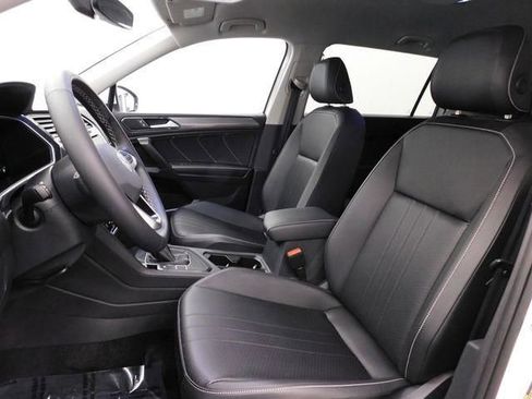 Used 2023 Volkswagen Tiguan SE image 18