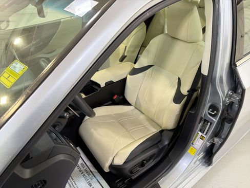 Used 2022 Lexus ES 300h Ultra Luxury image 10