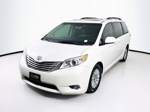 Used 2015 Toyota Sienna XLE image 3