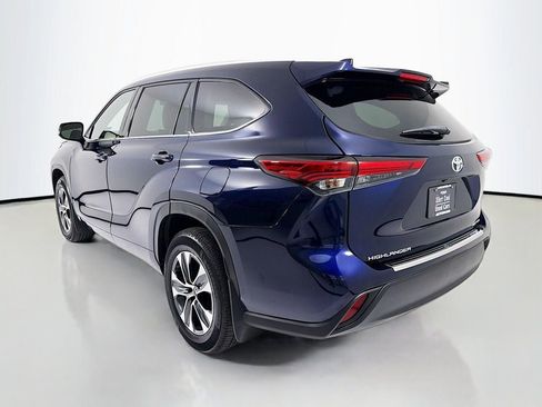 Used 2022 Toyota Highlander XLE AWD/4WD image 5
