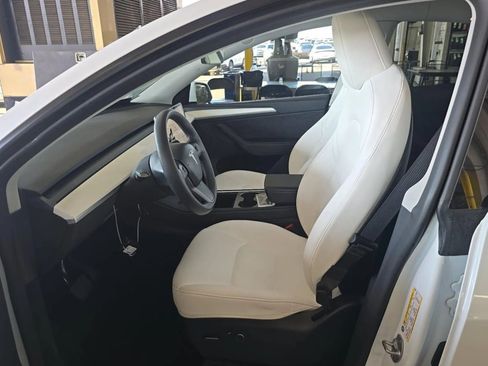 Used 2023 Tesla Model Y AWD image 3