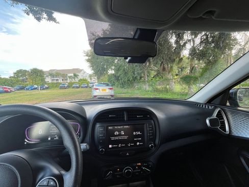 Used 2025 Kia Soul LX w/ LX Technology Package FWD image 26