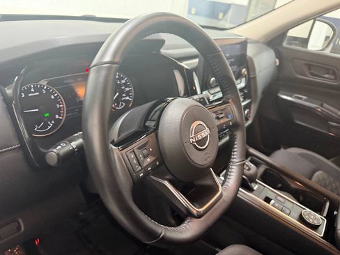 Used 2023 Nissan Pathfinder SV w/ Black Appearance Package AWD/4WD image 17