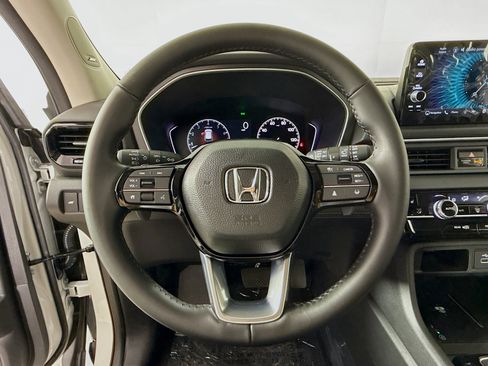 New 2025 Honda Pilot Touring image 11