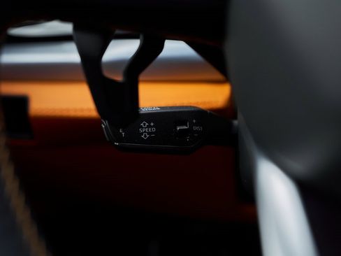 Used 2025 Lamborghini Urus SE image 56