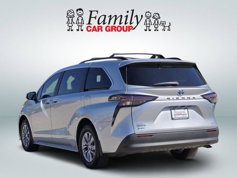 Used 2025 Toyota Sienna XLE FWD image 3