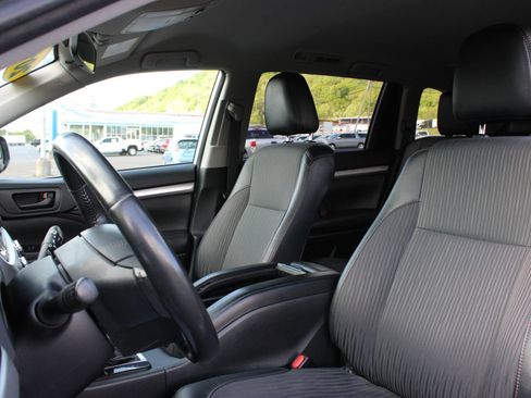Used 2018 Toyota Highlander Plus w/ Carpet Mat Package (TMS) AWD/4WD image 14