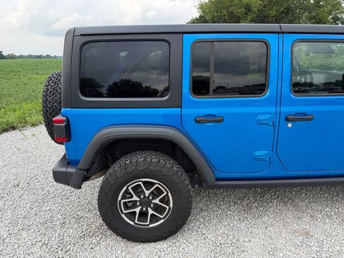 Used 2025 Jeep Wrangler Unlimited Rubicon w/ Convenience Group AWD/4WD image 21