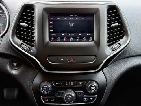 Used 2020 Jeep Cherokee Latitude Plus AWD/4WD image 18