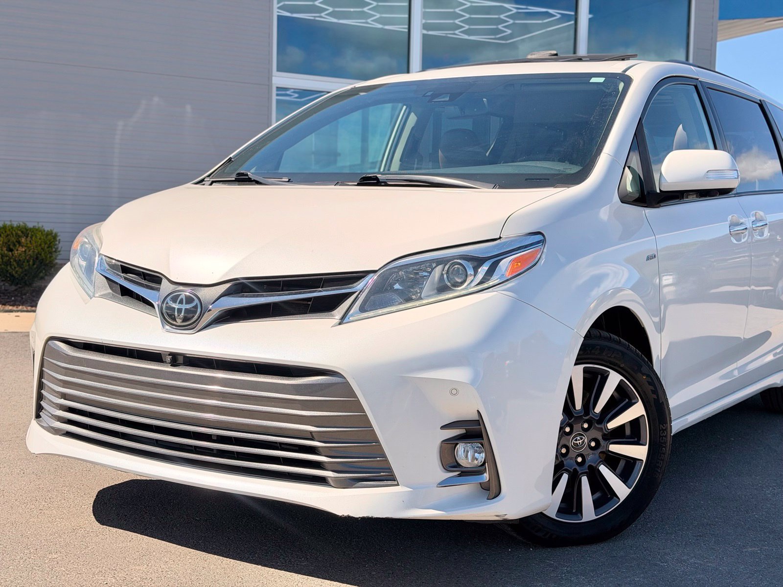 Used 2020 Toyota Sienna XLE Premium AWD/4WD image 3