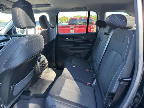 Used 2023 Jeep Grand Cherokee Laredo X AWD/4WD image 7