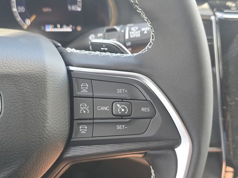 New 2025 Jeep Grand Cherokee Altitude image 8