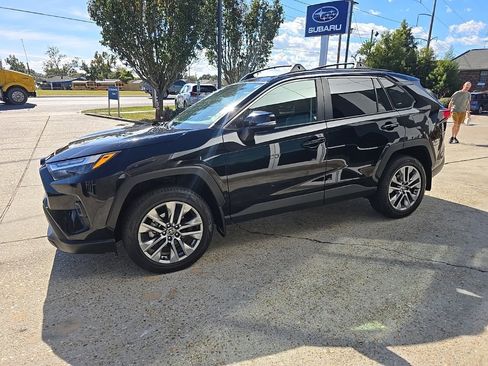 Used 2022 Toyota RAV4 XLE Premium image 7